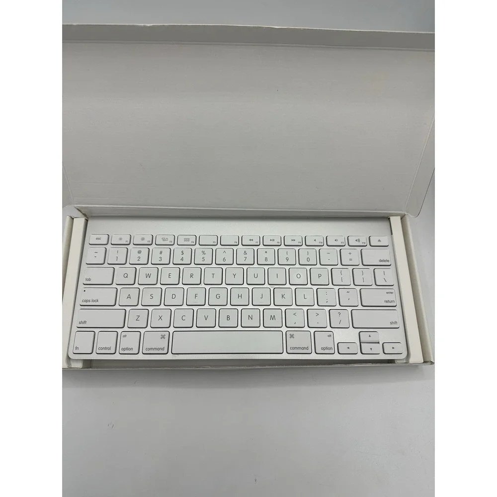 Apple Wireless Keyboard A1314 MC184LL/B Bluetooth Silver w/ Original Box Tested